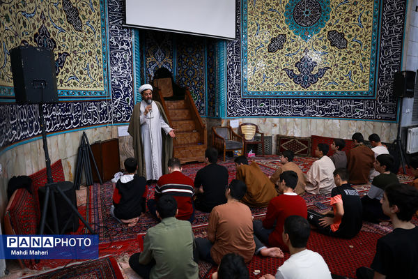 اعتکاف دانش‌آموزی در مسجد امام عصر (عج)