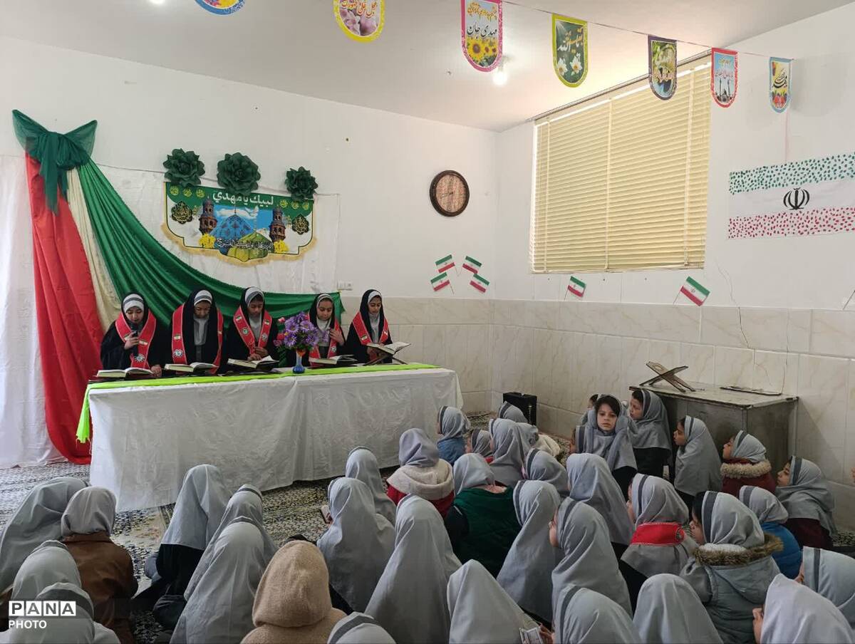 محفل نورانی قرآن در دبستان خدیجه کبری ابرکوه