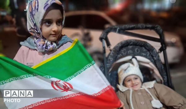 پیشگامان نمایش شور میهن دوستی در تجمعات شبانه 