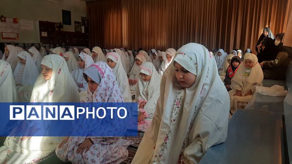 نماز جماعت در دبستان شهید رجبی۲ با حضور مسئولان اداره آموزش و پرورش ناحیه 6