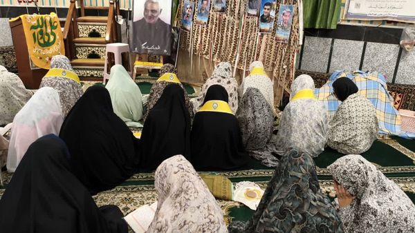 نوجوانان دختر در اعتکاف؛ لحظاتی سرشار از نماز و معنویت