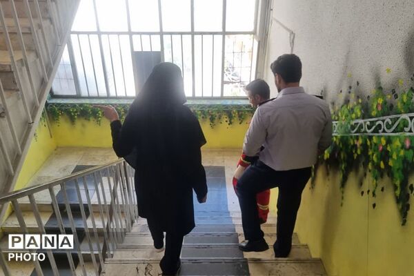 مانور آتش‌نشانی در دبیرستان شهیده بنت‌الهدی صدر