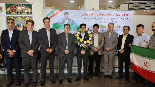 مراسم استقبال از علیرضا احمدی دانش‌آموز مدال‌آور و افتخار آفرین المپیاد جهانی اقتصاد متوسط در بوشهر