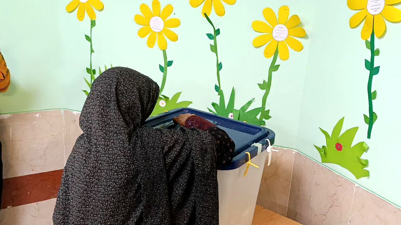 حضور مردم فهرج پای صندوق‌های رای در گرمای شدید هوا