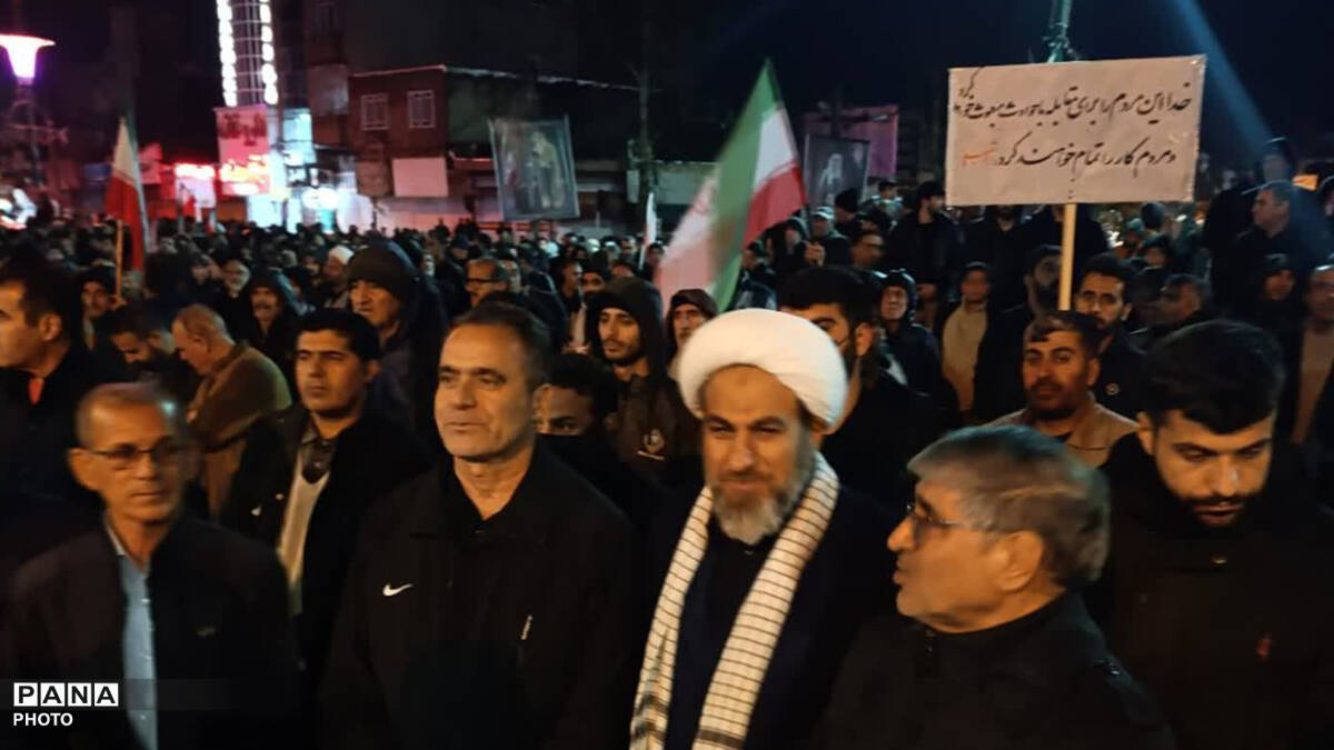 عشق به وطن هوای بارانی و غیره رانمی شناسد، میدان امام خمینی (ره) شهرستان کوهدشت