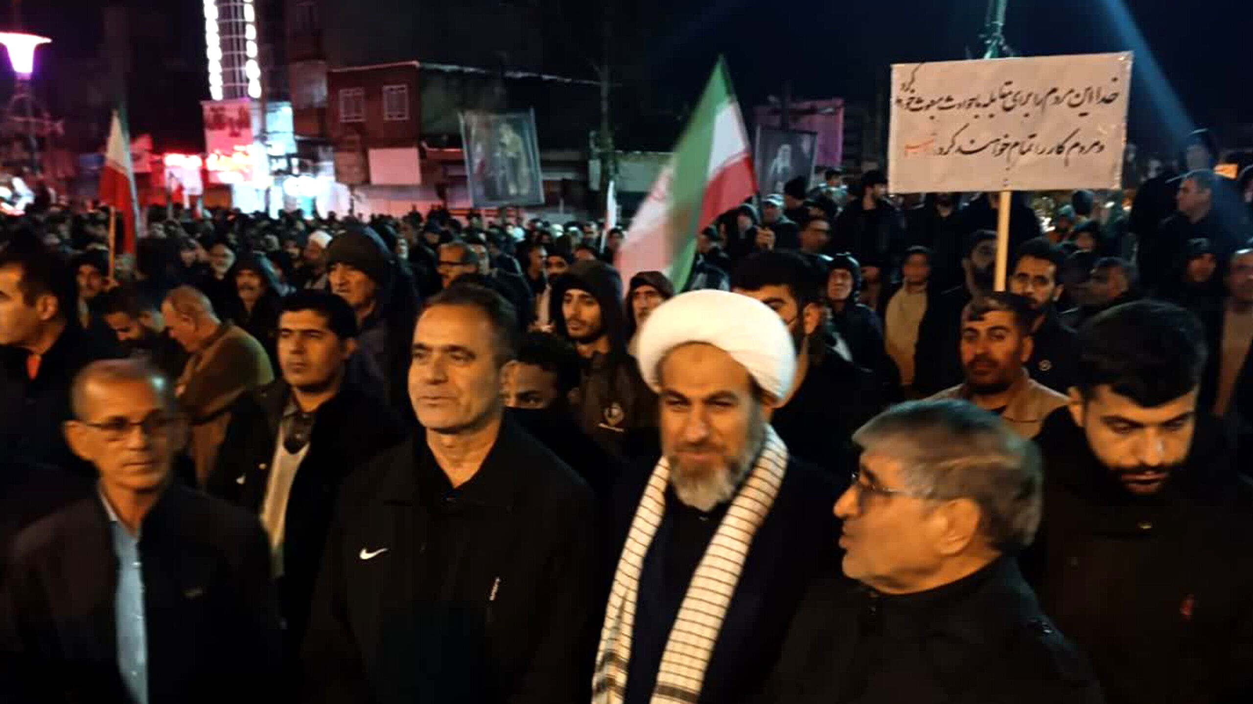 عشق به وطن هوای بارانی و غیره رانمی شناسد، میدان امام خمینی (ره) شهرستان کوهدشت