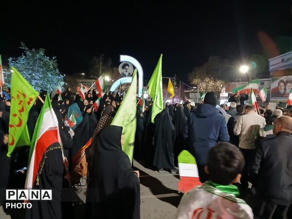 تجمع پرشور مردم در شب هیجدهم دفاع از مام میهن