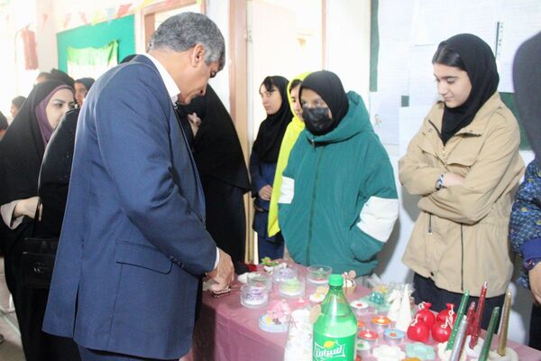  آیین افتتاح جشنواره ماها و ایران‌مون در دبیرستان خدیجه کبری پردیس 
