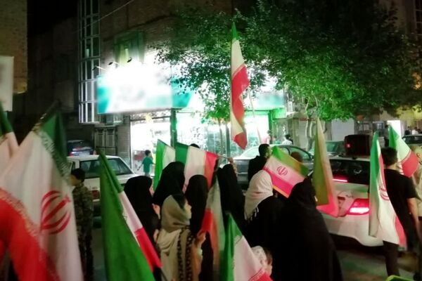 حضور پرشور مردم در تجمع انقلابی، صحنه‌ای از همبستگی و ایستادگی