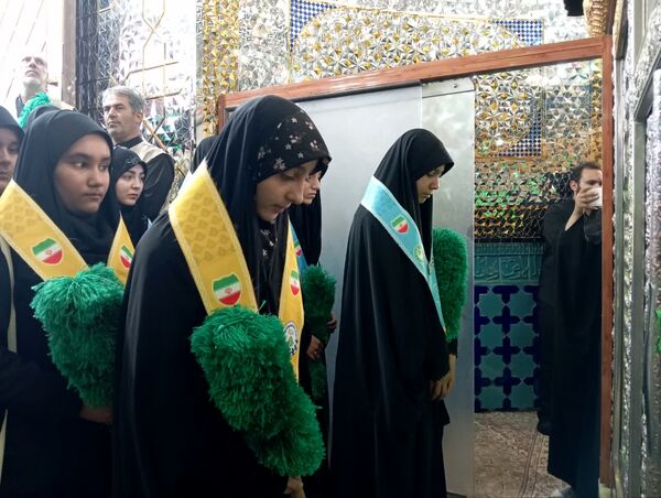 خادمان کوچک، ارادت بی کران