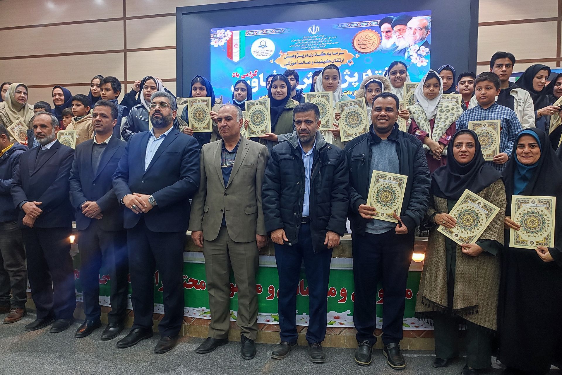 درخشش خلاقیت دانش آموزان قدسی در نمایشگاه دستاوردهای فناورانه و پژوهشی