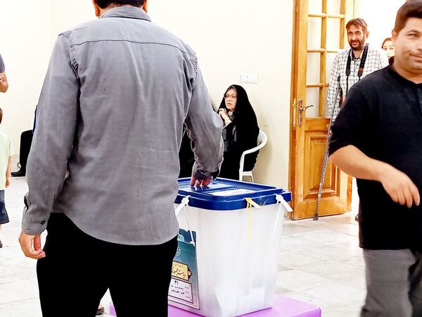 حضور گسترده مردم کاشمر در پای صندوق‌های رأی