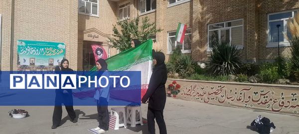 نمایش خیابانی دانش‌آموزان دختر استان البرز به مناسبت هفته دفاع مقدس 