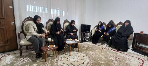 دیدار دانش‌آموزان دبیرستان بهار آزادی با همسر شهید مجید رجایی