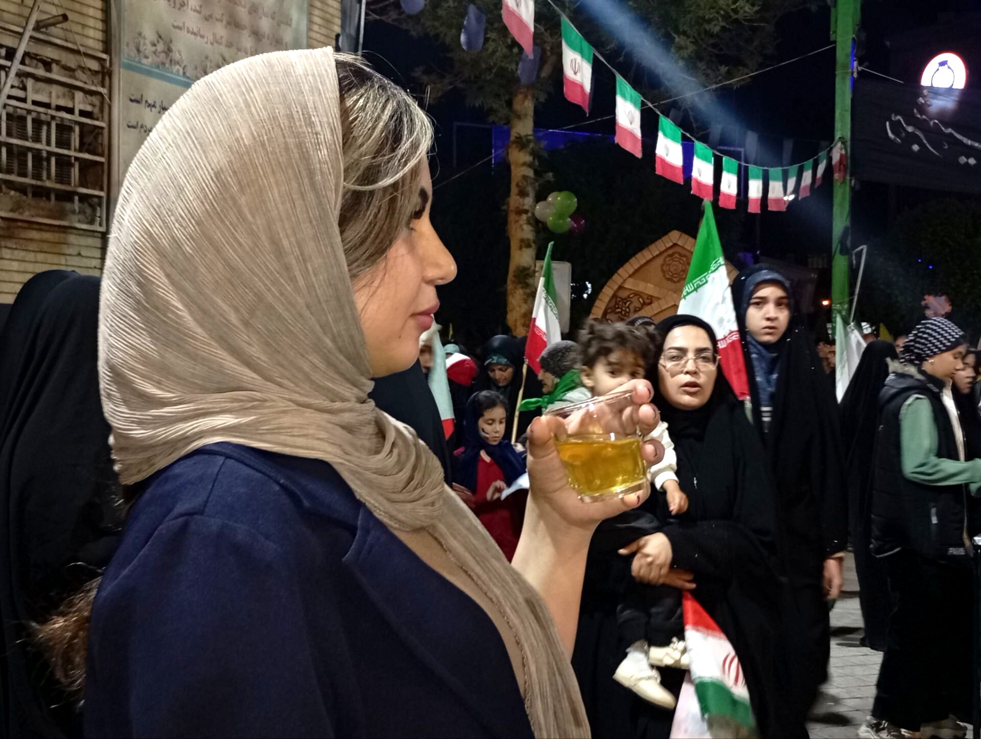 فعالیت موکب چایخانه حضرت زهرا(س)  در حسینیه امام خمینی نیشابور 