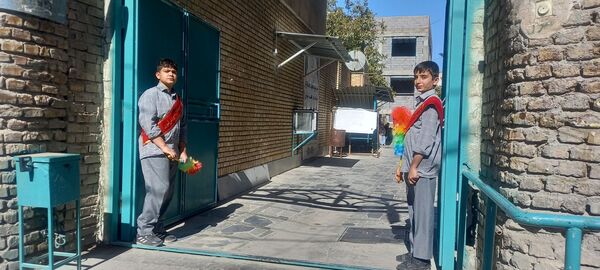 حضور دانش‌آموزان دبیرستان شاهد شهید زیوری پایدار در نماز جمعه اسدآباد 