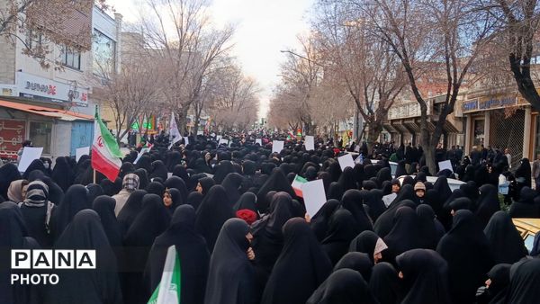 خروش مردم چهارمحال و‌بختیاری در میدان انقلاب شهرکرد