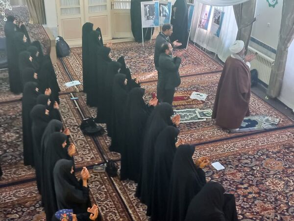 بازدید امام جمعه کاشمر از مسابقات قرآن، عترت و نماز ویژه دختران شهرستان کاشمر 