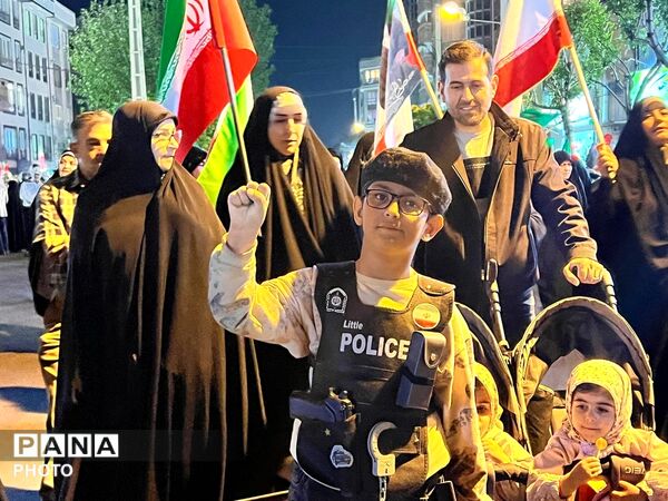 ایمان و مشت گره کرده،نماد مقاومت است