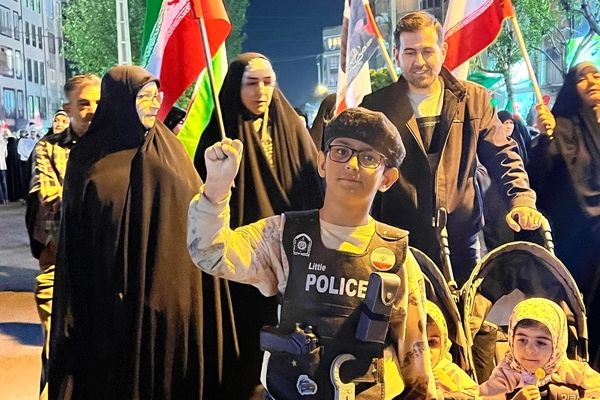 ایمان و مشت گره کرده،نماد مقاومت است