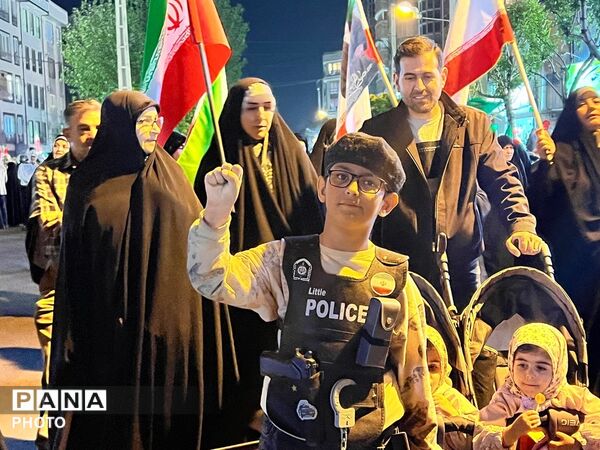 ایمان و مشت گره کرده،نماد مقاومت است