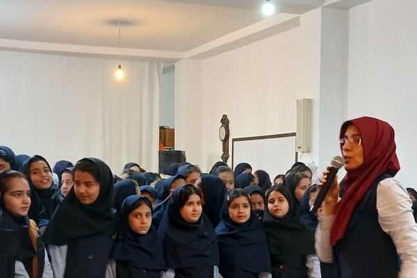 دهه فجر با رنگ شادی در دبستان سیاح‌مقدم رباط‌کریم