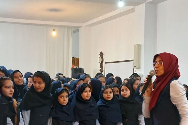 دهه فجر با رنگ شادی در دبستان سیاح‌مقدم رباط‌کریم