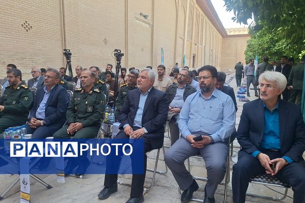 آیین اهدای ۲۵هزار بسته نوشت افزار به دانش‌آموزان نیازمند