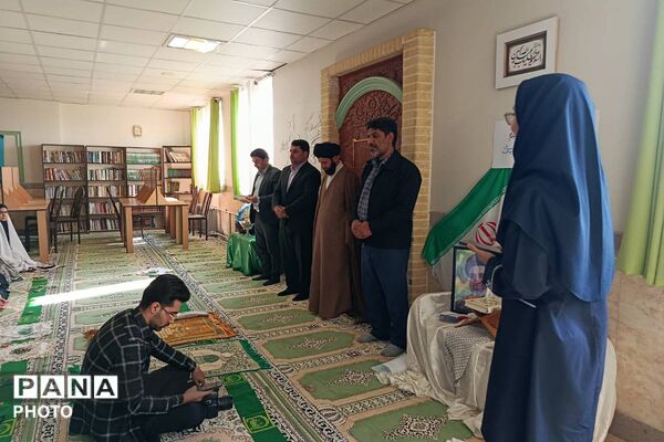 اقامه نماز جماعت و تجلیل از دانش آموزان برتر کنگره قرآنی سمپاد در دبیرستان فرزانگان قرچک