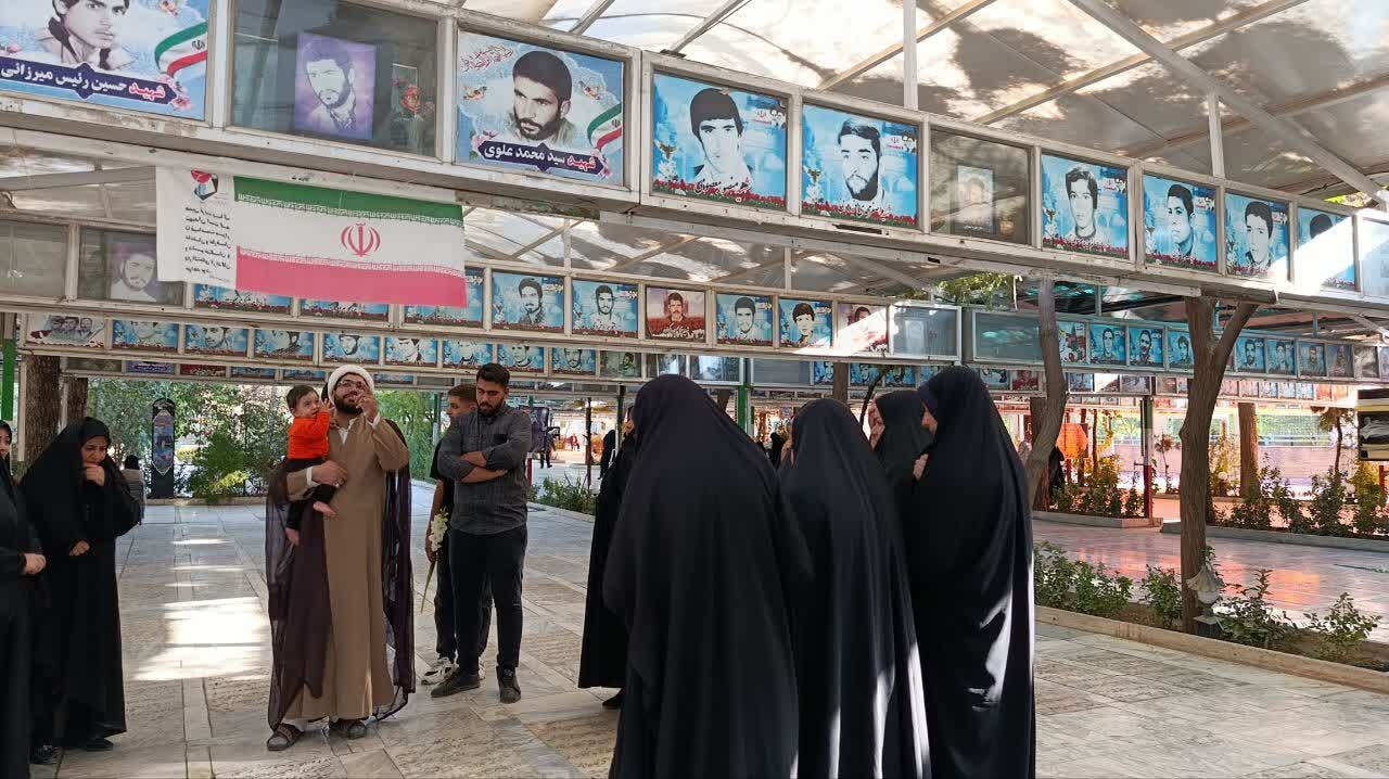 حضور بسیجیان روستای مومن آباد در گلزار شهدای امامزادگان طیب و طاهر و علی بن جعفر(ع)