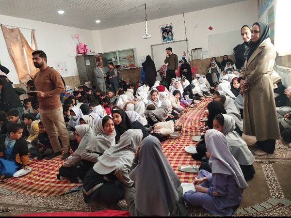 آش نذری‌‌ به‌ مناسبت‌ شهادت‌ امام‌ هادی (ع) در مدرسه تکتم خلیل آباد