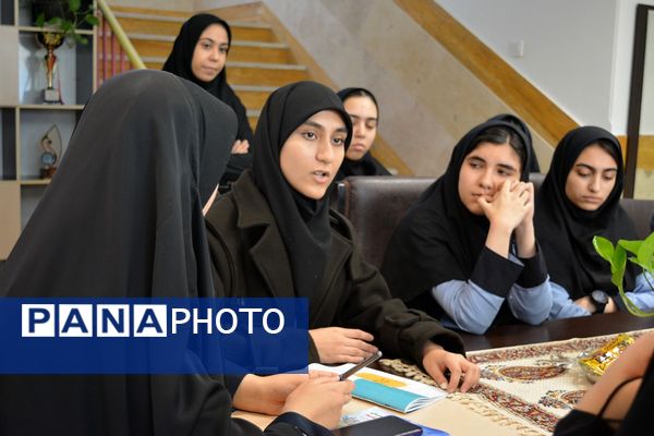 برای اولین‌بار برگزاری کافه ۵۷ در دبیرستان‌ نمونه دولتی ولایت بهارستان‌دو