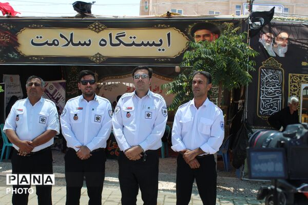 فاروج در روز تشییع پیکر رهبر شهید همچنان در حال خدمت رسانی به زائران