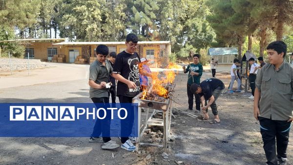 خودکفایی در آشپزی؛ دانش‌آموزان جوجه را از زغال تا سفره رساندند