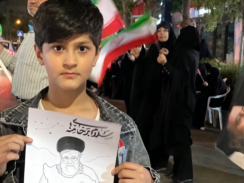 حضور کودکان در اجتماعات که میدان را خالی نمی کنند