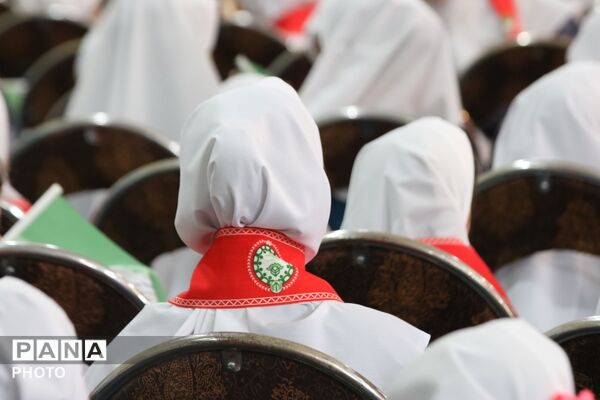 جشن شکوفه‌ها در دبستان ۲۲ بهمن یزد