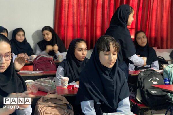 رقابت خلاقانه دانش‌ آموزان پایه هشتم  دبیرستان نگین دانش در مسیر یادگیری نوین