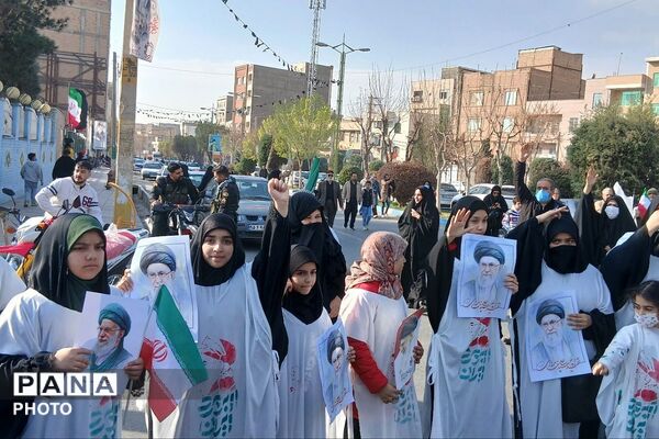 تجدید بیعت فرهنگیان و دانش آموزان بصیر و غیور  پاکدشت  با رهبر معظم انقلاب