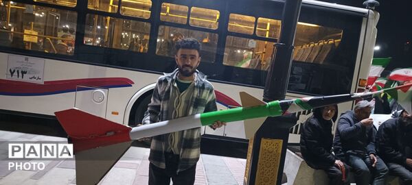 مردم یکن‌آباد در میدان امام، پیمانِ دوباره با شهدا بستند