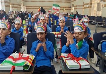 جشن شکوفه‌ها در حاجی‌آباد، آغاز مسیر علم برای کلاس‌اولی‌ها