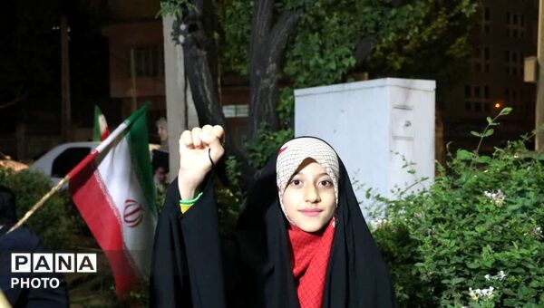 الله اکبر و پرچم ایران؛ نماد مقاومت نوجوانان همدانی در تجمعات شبانه