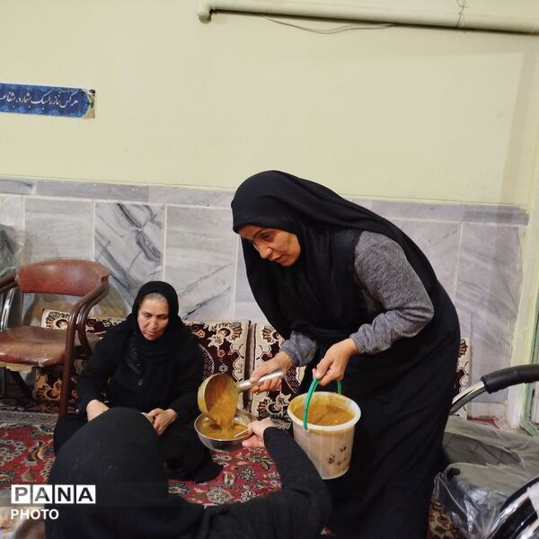اقامه نماز جماعت همراه با افطاری در مسجد ابوالفضلی نیشابور 