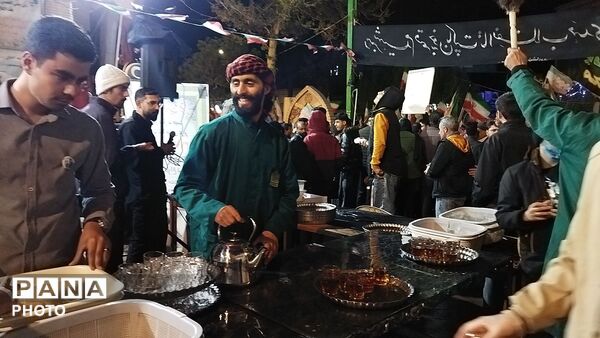 گذری بر فعالیت چایخانه فاطمه الزهرای نیشابور در مراسم چهلم رهبر شهید و شهدای میناب