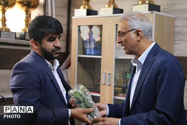 شاخه ای گل؛ هزاران قدردانی