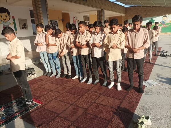 برگزاری نماز جماعت ظهر و عصر در مدرسه شهید حججی سیریک 