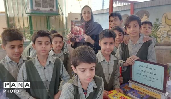 برپایی نمایشگاه کتاب به مناسبت هفته امور تربیتی در دبستان احمد کاظمی بک