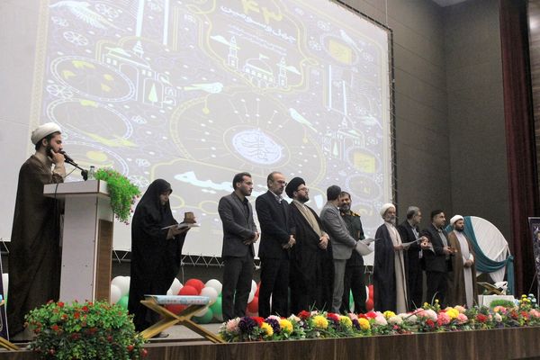 تقدیر از دانش‌آموزان و فرهنگیان برگزیده مسابقات قرآنی در استان قم