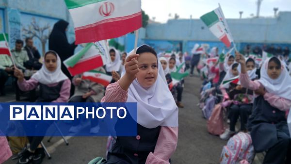 نواختن زنگ مهر در دبستان نجمه شهرستان فیروزکوه