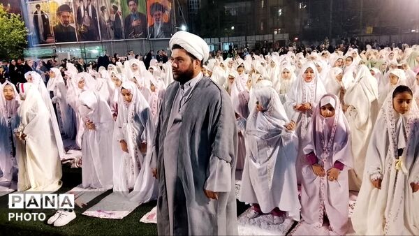 طلیعه بندگی خالق مهربان در جشن تکلیف دختران منطقه ۱۰