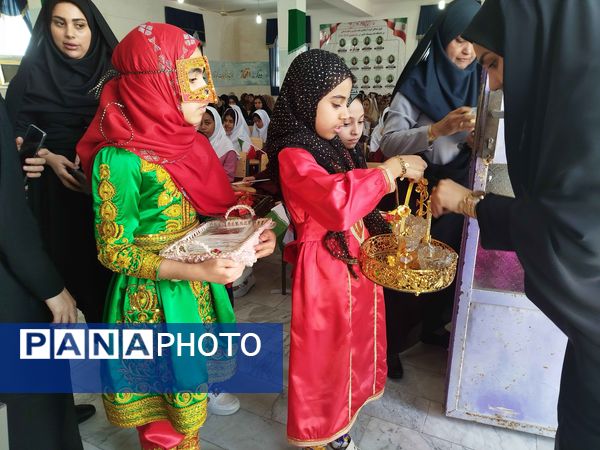 نواختن زنگ مهر و ایثار و ادای احترام به یادمان شهدا در بندر لنگه 